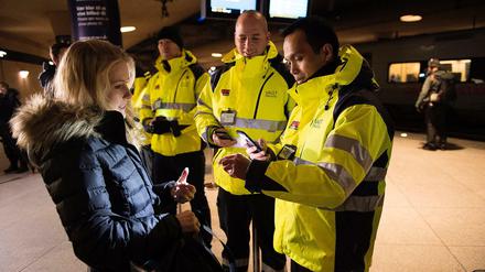 Wer auf dem Weg nach Dänemark oder Schweden ist, muss seit Montag an Zügen, Fähren oder Bussen seinen Pass vorzeigen. 