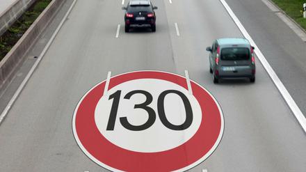 Verkehrsschild mit Höchstgeschwindigkeit 130 km/h auf dem Straßenpflaster einer Autobahn.