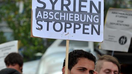 Flüchtlinge und Anti-Abschiebeaktivisten aus ganz Bayern demonstrieren am Flughafen in München gegen Abschiebungen.