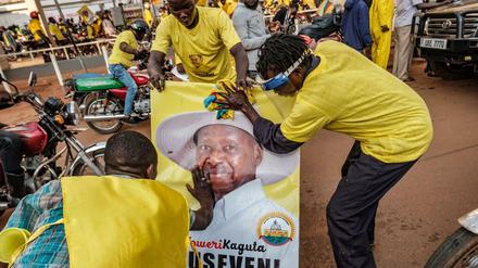 Anhänger feiern den Wahlsieg von Yoweri Museveni in der Hauptstadt Kampala.