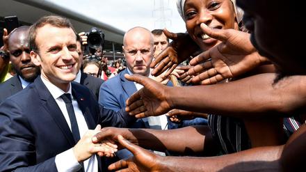 Bad in der Menge. Frankreichs Präsident Emmanuel Macron wird in Abidjan begrüßt.