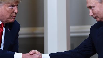 US-Präsident Donald Trump (l.) und der russsische Staatschef Wladimir Putin bei einem Treffen im Juli 2018.