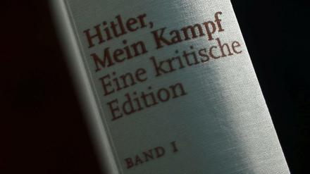 Mausgrau, zweibändig und nahezu unlesbar: Seit einem Jahr gibt es Hitlers "Mein Kampf" und die sechste Auflage wird gerade gedruckt.