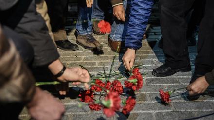 Zum Jahrestag des Sultanahmet-Attentats legen Trauernde Blumen an der Stelle nieder, wo mindestens zehn Menschen getötet wurden. 