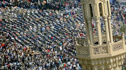 Tausende versammeln sich auf dem Tharir-Platz in Kairo. 