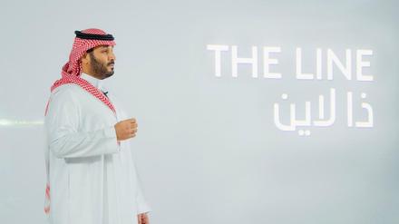 Der saudische Kronprinz Mohammed bin Salman spricht während der Eröffnung eines Projekts namens «The Line» in Neom. 