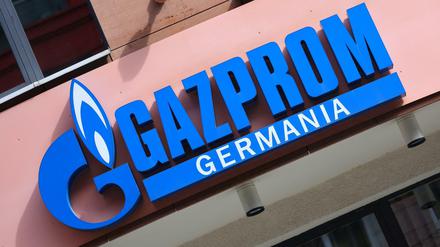 Am Berliner Hauptsitz der deutschen Tochter Gazprom Germania ist das Logo der Firma zu sehen. 