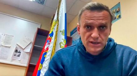 Der russische Oppositionsführer Alexej Nawalny wartet in einer Polizeistation auf die gerichtliche Anhörung. 