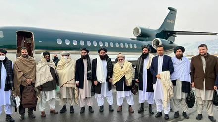 Die Delegation der Taliban in Kabul vor ihrem Abflug mit dem Charterflugzeug nach Oslo.