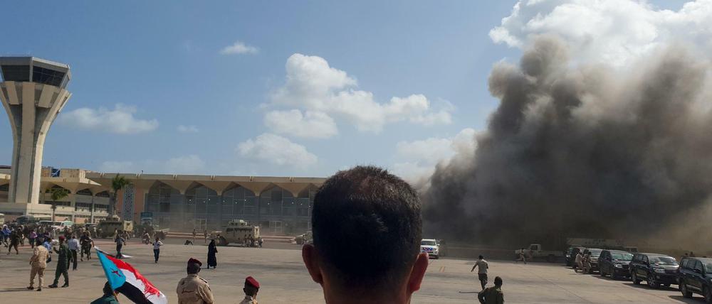 Rauchwolke nach der Explosion am Flughafen in Aden. 