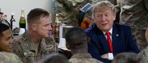 „Endlose Kriege beenden“ - das hat Donald Trump seinen Wählern versprochen. Hier besucht der US-Präsident Truppen in Afghanistan. 