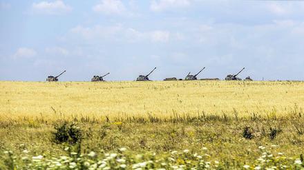 Ukrainische Panzer stehen in der Nähe der Absturzstelle von MH17 Wache. 