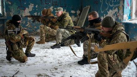 Anwohner trainieren in der Nähe der Stadt Kiew mit Gewehren und Holzattrappen.