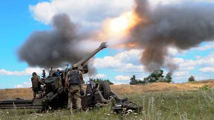 Ukrainische Soldaten feuern eine Haubitze ab.