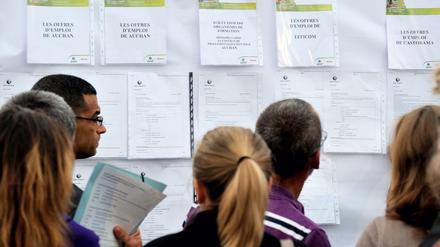 Arbeitslose informieren sich bei einer Jobmesse in der Nähe von Lille.