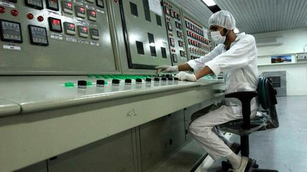 Ein iranischer Techniker arbeitet an einer Uran-Aufbereitungsanlage. Der Iran soll einem Medienbericht zufolge erstmals die Obergrenze seiner niedrigangereicherten Uranvorräte überschritten haben.