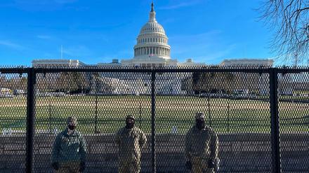 Nach dem Sturm: Nationalgardisten bewachen das umzäunte Kapitol in Washington.