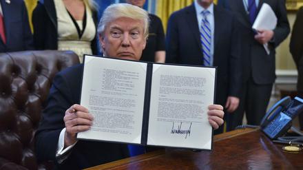 US-Präsident Trump mit einem Memorandum zum Kampf gegen den Islamischen Staat.