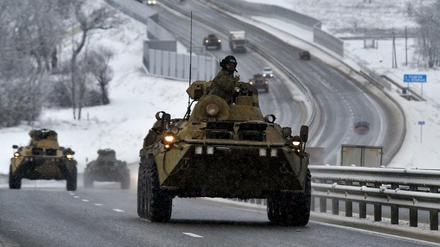 Ein Konvoi gepanzerter russischer Fahrzeuge bewegt sich am Dienstag, den 18. Januar 2022, über eine Autobahn auf der Krim.