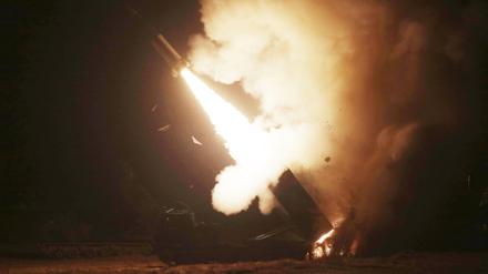 Eine Rakete des Army Tactical Missile Systems (ATACMS) wird während einer gemeinsamen Militärübung zwischen den USA und Südkorea an einem ungenannten Ort in Südkorea abgefeuert (Archivbild vom 05.10.2022).