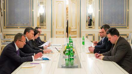 Sitzen seit Donnerstag Abend an einem gemeinsamen Tisch: Präsident Viktor Janukowitsch und Oppositionsführer Vitali Klitschko verhandeln miteinander. 