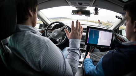 Hands off! Das Auto der Zukunft fährt autonom - und sammelt dabei jede Menge Daten.