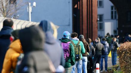 In Berlin lassen sich Menschen auf das Coronavirus testen