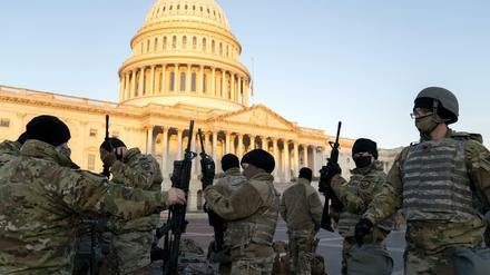 Bewaffnete Nationalgardisten vor dem Kapitol in Washington.