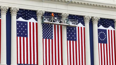 Die West-Fassade des Capitols ist bereits mit historischen US-Flaggen geschmückt. Dort wird Donald Trump am Freitag vereidigt. 