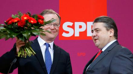 So sehen Sieger aus: Der niedersächsische SPD-Spitzenkandidat, Stephan Weil (l) und der Vorsitzende der SPD Sigmar Gabriel feierte am Montag den Wahlsieg in Niedersachsen kurz vor der Präsidiumssitzung im Willy-Brandt-Haus in Berlin.