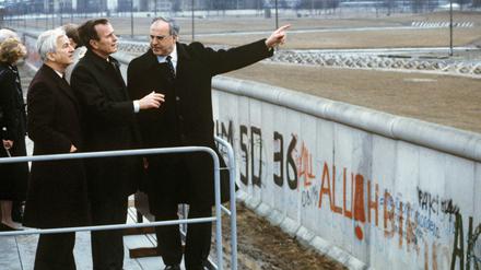 Richard von Weizsäcker (links) als Regierender Bürgermeister von Berlin mit dem damaligen US-Vizepräsidenten George Bush und Bundeskanzler Helmut Kohl am 31. Januar 1983 an der Berliner Mauer 