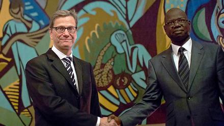 Außenminister Westerwelle wird zu Beginn seiner Afrikareise von Senegals Verteidigungsminister Augustin Tine begrüßt. 