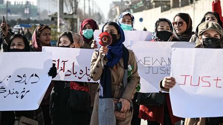 Frauenproteste nach der Ermordung von Mitarbeitern der gestürzten afghanischen Regierung.