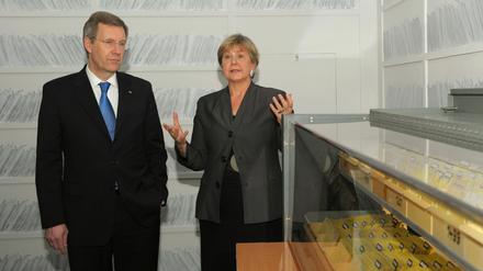 Bundespräsident Christian Wulff und die Bundesbeauftragte für die Unterlagen des Staatssicherheitsdienstes der DDR, Marianne Birthler.
