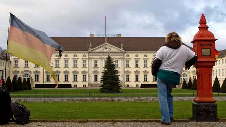 Der erste Demonstrant vor dem Schloss Bellevue, dem Amtssitz des Bundespräsidenten, in Berlin.