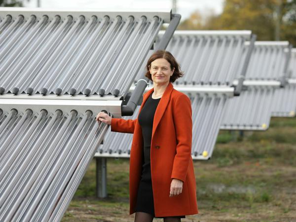 Sophia Eltrop an der Solarthermieanlage in Drewitz.