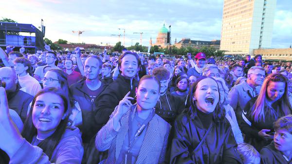 Publikum bejubelt Tim Bendzko beim Stadtwerkefest 2022 im Lustgarten in Potsdam.
Foto: Thilo Rückeis