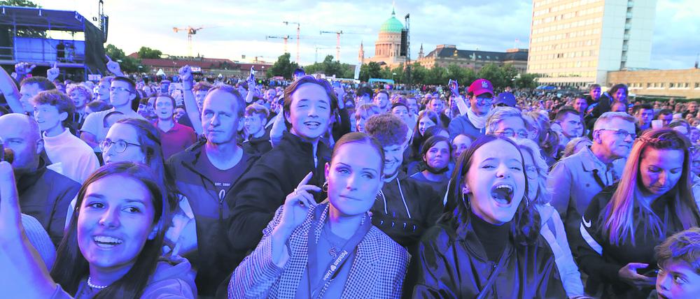 Publikum bejubelt Tim Bendzko beim Stadtwerkefest 2022 im Lustgarten in Potsdam.
Foto: Thilo Rückeis