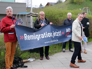 Potsdamer AfD-Vertreter bei einem Protest gegen geplante Sonderbauvorhaben für Flüchtlinge und finanziell schwächer gestellte Potsdamer in Golm.