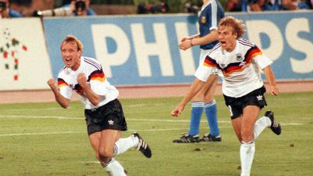 Der Moment für die Ewigkeit. Im Olympiastadion von Rom schießt Andreas Brehme das deutsche Team 1990 per Elfmeter zum dritten Weltmeistertitel.