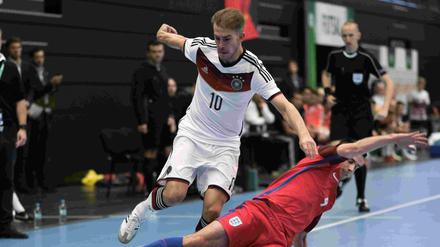 Die deutsche Futsal-Nationalmannschaft um Michael Meyer (hier beim Freundschaftsspiel gegen England) hat zum Auftakt der EM-Quali eine Niederlage kassiert. 