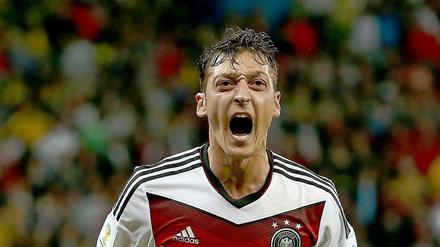 Am Ende ein Kraftprotz, während des Spiels eher harmlos. Vielleicht hilft dieses Spiel auch Mesut Özil bei dieser WM in Brasilien weiter.