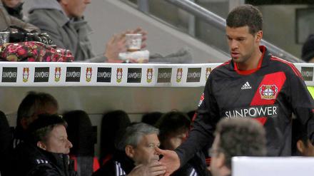 Für sein Verhalten nach der Auswechslung im Spiel gegen Mainz muss Michael Ballack viel Kritik einstecken.