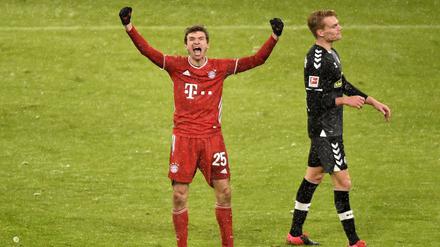 Kantersieg? Nein - Thomas Müller (l) jubelt über Bayerns Siegtor zum 2:1 gegen Freiburg..