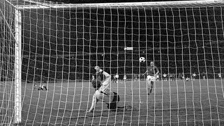 Die Mutter aller Elfmeter? Antonin Panenka trifft 1976 im EM-Finale gegen Sepp Maier. Wer weiß, wie das Spiel ausgegangen wäre, wenn Tschechien schon mit einer Führung ins Spiel gegangen wäre.