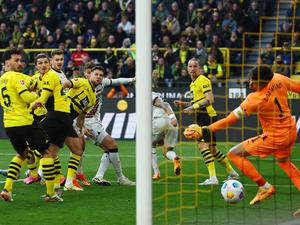 Josip Stanisic köpft das späte 1:1 für Bayer Leverkusen in Dortmund.