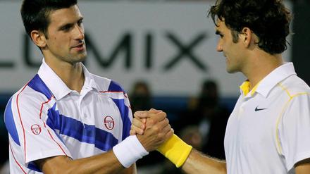 Novak Djokovic (l.) setzte sich gegen Roger Federer durch.