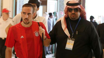 Hier entlang: Franck Ribery auf dem Weg zur Pressekonferenz des FC Bayern München in Riad.