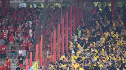 Konflikt. Die Fans des 1. FC Union und Borussia Dortmunds gerieten aneinander.