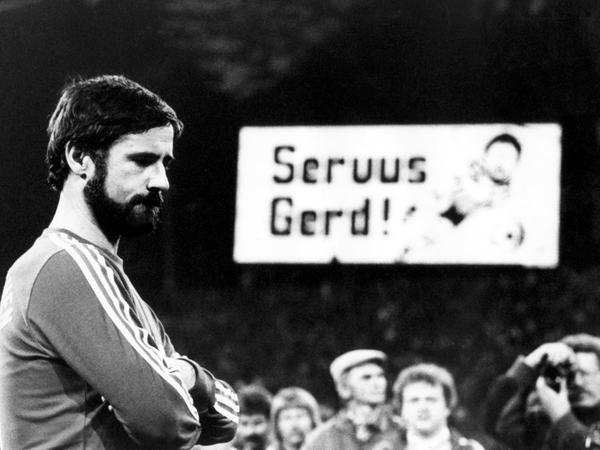 "Servus Gerd" heißt auf der Anzeigetafel des Münchner Olympiastadions, wo Gerd Müller (l) an diesem Abend seine sportliche Karriere beendet.